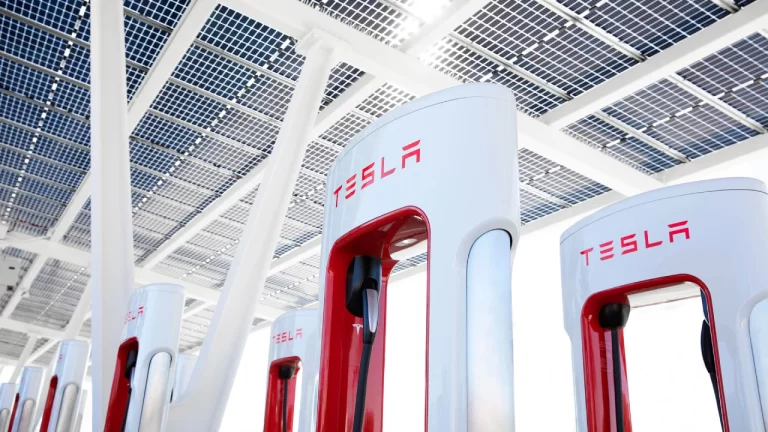 vedere a unei statii tesla superchargers