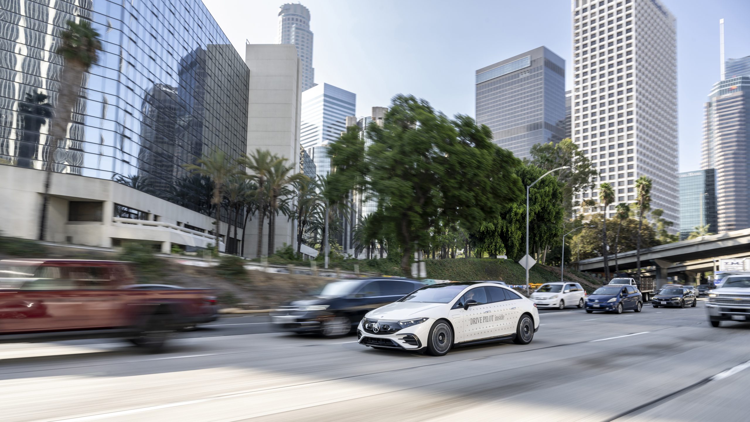 Mercedes-Benz anunță disponibilitatea în SUA a DRIVE PILOT – primul sistem certificat SAE Nivel 3 din lume pentru piața din SUA